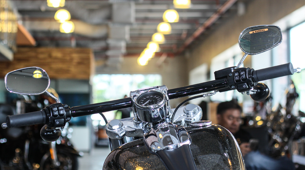 Harley-Davidson Breakout màu độc giá ngang Toyota Camry tại Việt Nam 1 Harley Davidson Breakout (10).JPG