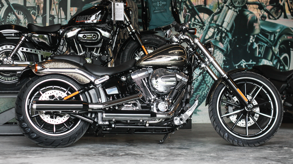 Harley-Davidson Breakout màu độc giá ngang Toyota Camry tại Việt Nam 1 Harley Davidson Breakout (12).JPG