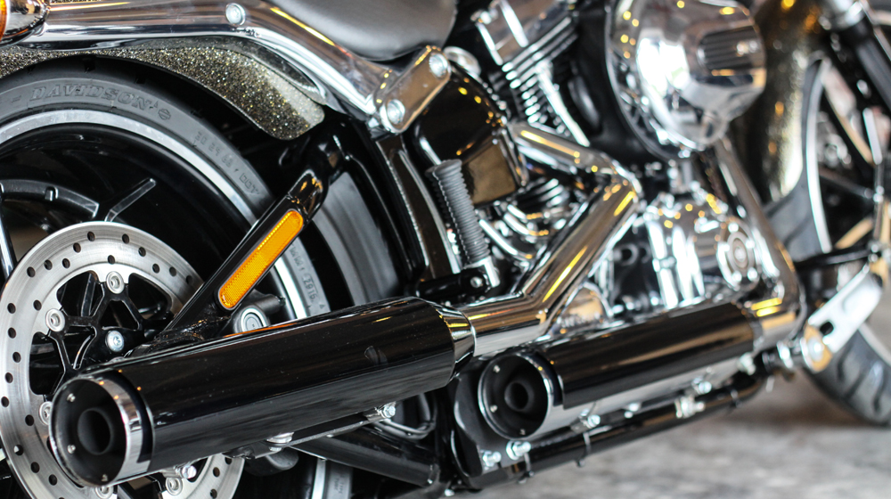 Harley-Davidson Breakout màu độc giá ngang Toyota Camry tại Việt Nam 1 Harley Davidson Breakout (13).jpg