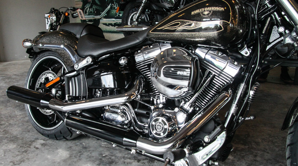 Harley-Davidson Breakout màu độc giá ngang Toyota Camry tại Việt Nam 1 Harley Davidson Breakout (17).JPG