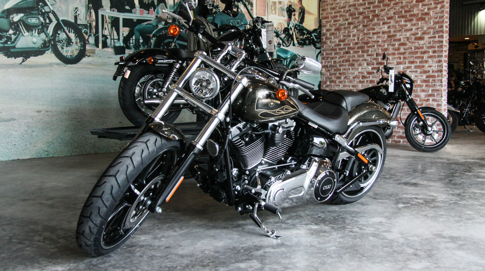 Harley-Davidson Breakout màu độc giá ngang Toyota Camry tại Việt Nam 1 Harley Davidson Breakout (2).JPG