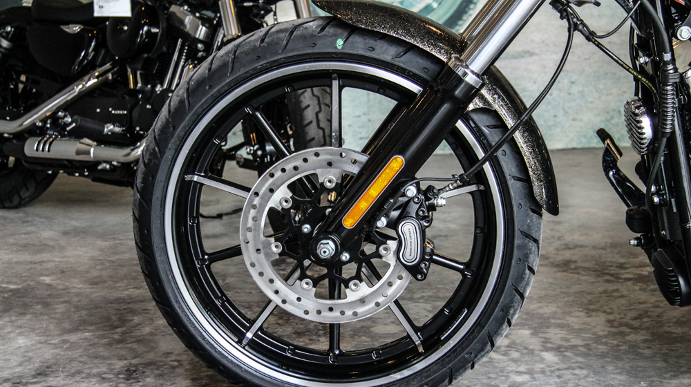 Harley-Davidson Breakout màu độc giá ngang Toyota Camry tại Việt Nam 1 Harley Davidson Breakout (4).JPG