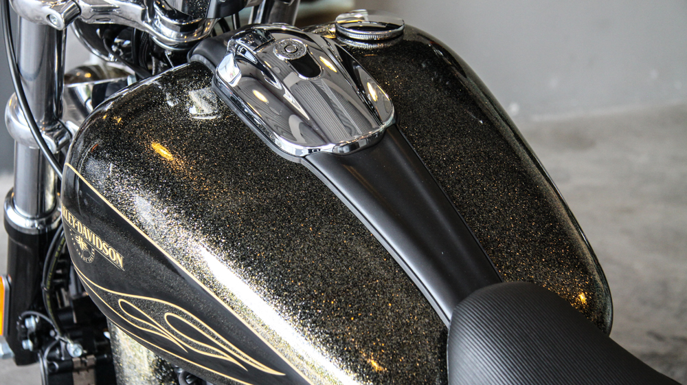 Harley-Davidson Breakout màu độc giá ngang Toyota Camry tại Việt Nam 1 Harley Davidson Breakout (6).JPG