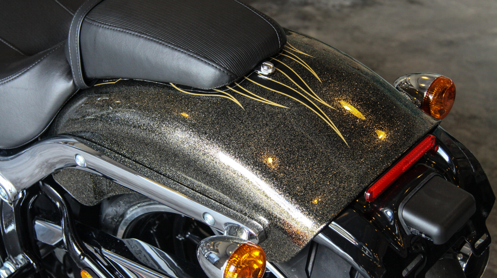 Harley-Davidson Breakout màu độc giá ngang Toyota Camry tại Việt Nam 1 Harley Davidson Breakout (7).JPG