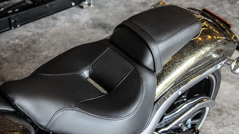 Harley-Davidson Breakout màu độc giá ngang Toyota Camry tại Việt Nam 1 Harley Davidson Breakout (8).JPG