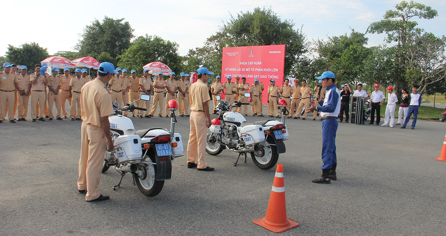 Nhìn lại hoạt động lái xe an toàn của Honda Việt Nam năm 2015 Honda_VN (3).JPG