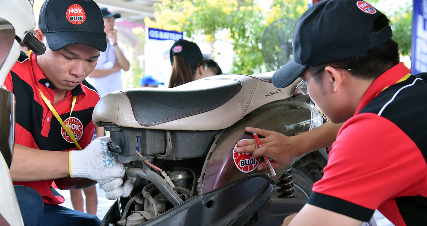 Hơn 1.000 xe máy được chăm sóc miễn phí tại Bình Dương 2.Bugi-NGK-khuyến-cáo-khách-hàng-nên-thay-bugi-định-kỳ-sau-8.000km-(tương-đương-với-1-năm-sử-dụng).jpg