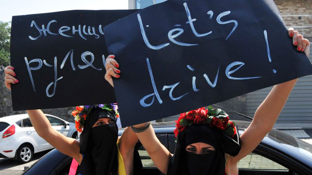 Lái ôtô, phụ nữ bị “ăn roi” 43805093.cached.jpg