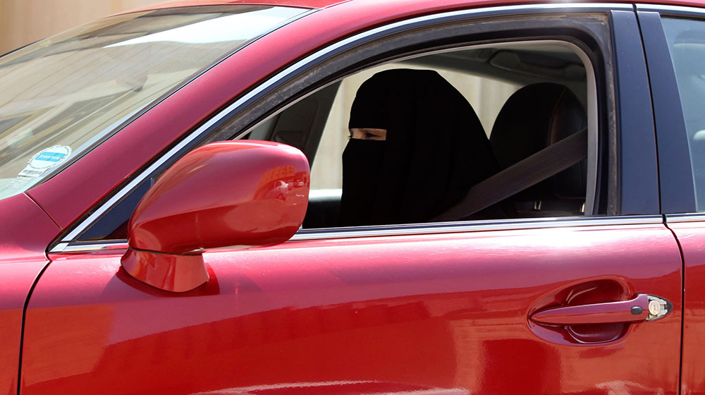 Lái ôtô, phụ nữ bị “ăn roi” woman-driving-saudi-arabia.jpg