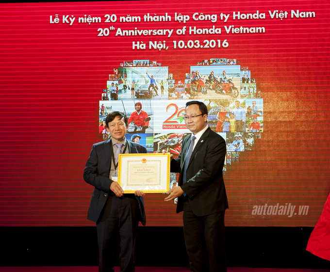 20 năm hoạt động, Honda Việt Nam bán gần 20 triệu xe máy Ông Khuất Việt Hùng thay mặt Ủy ban An toàn Giao thông Quốc trao bằng khen cho HVN