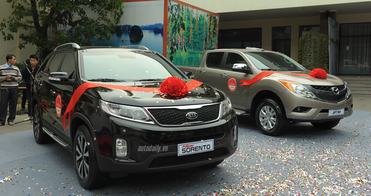 THACO trao tặng 4 xe ôtô cho Ủy ban ATGT Quốc gia thaco trao xe (2).JPG