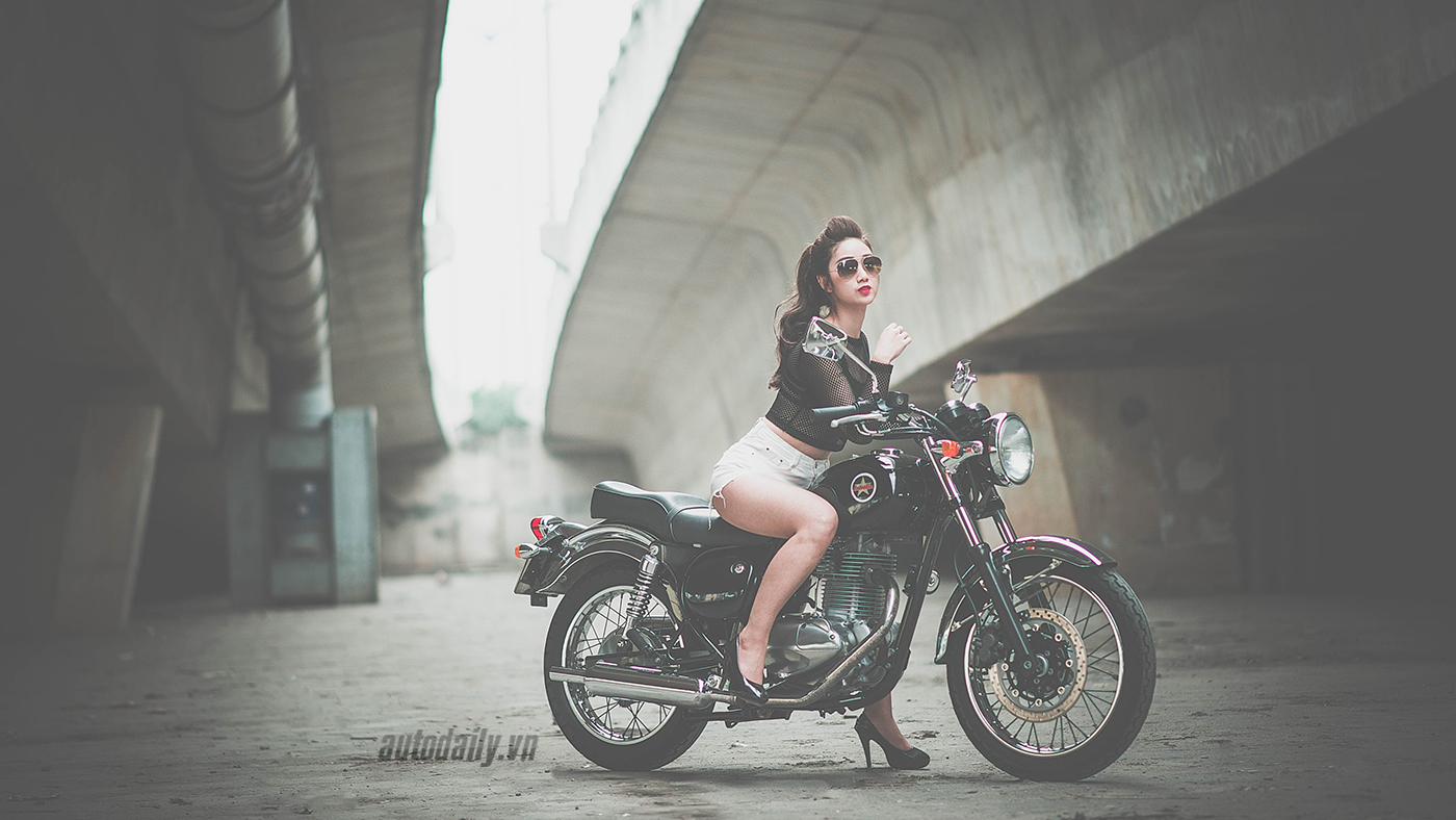 Thiếu nữ Hà Thành quyến rũ bên Kawasaki Estrella 250 Kawasaki Estrella) (15).jpg