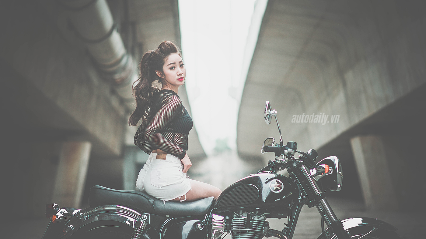 Thiếu nữ Hà Thành quyến rũ bên Kawasaki Estrella 250 Kawasaki Estrella) (16).jpg