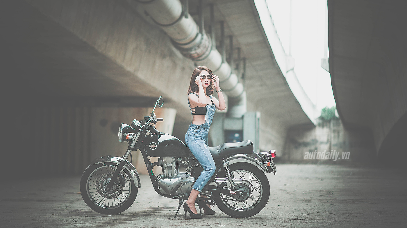 Thiếu nữ Hà Thành quyến rũ bên Kawasaki Estrella 250 Kawasaki Estrella) (3).jpg