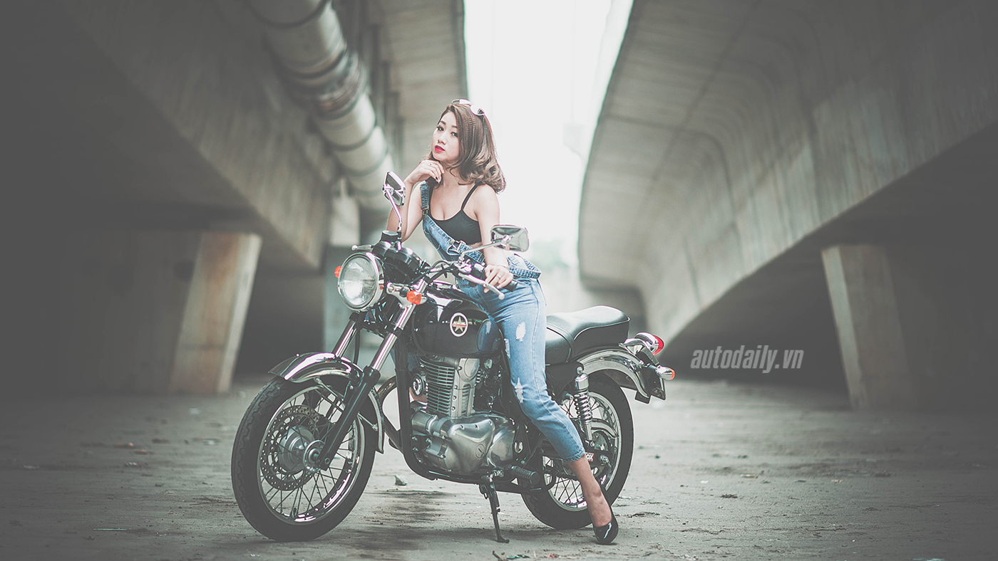 Thiếu nữ Hà Thành quyến rũ bên Kawasaki Estrella 250 Kawasaki Estrella) (4).jpg