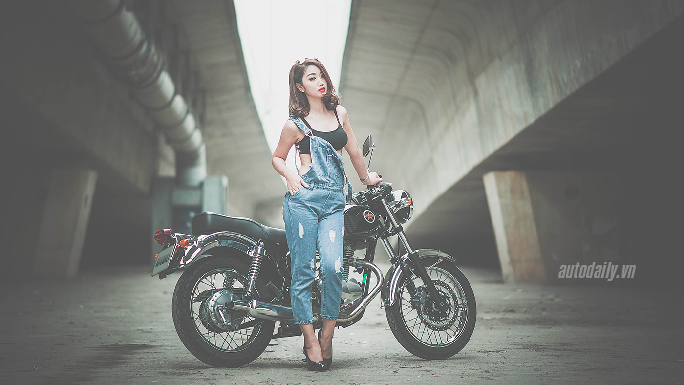 Thiếu nữ Hà Thành quyến rũ bên Kawasaki Estrella 250 Kawasaki Estrella) (9).jpg
