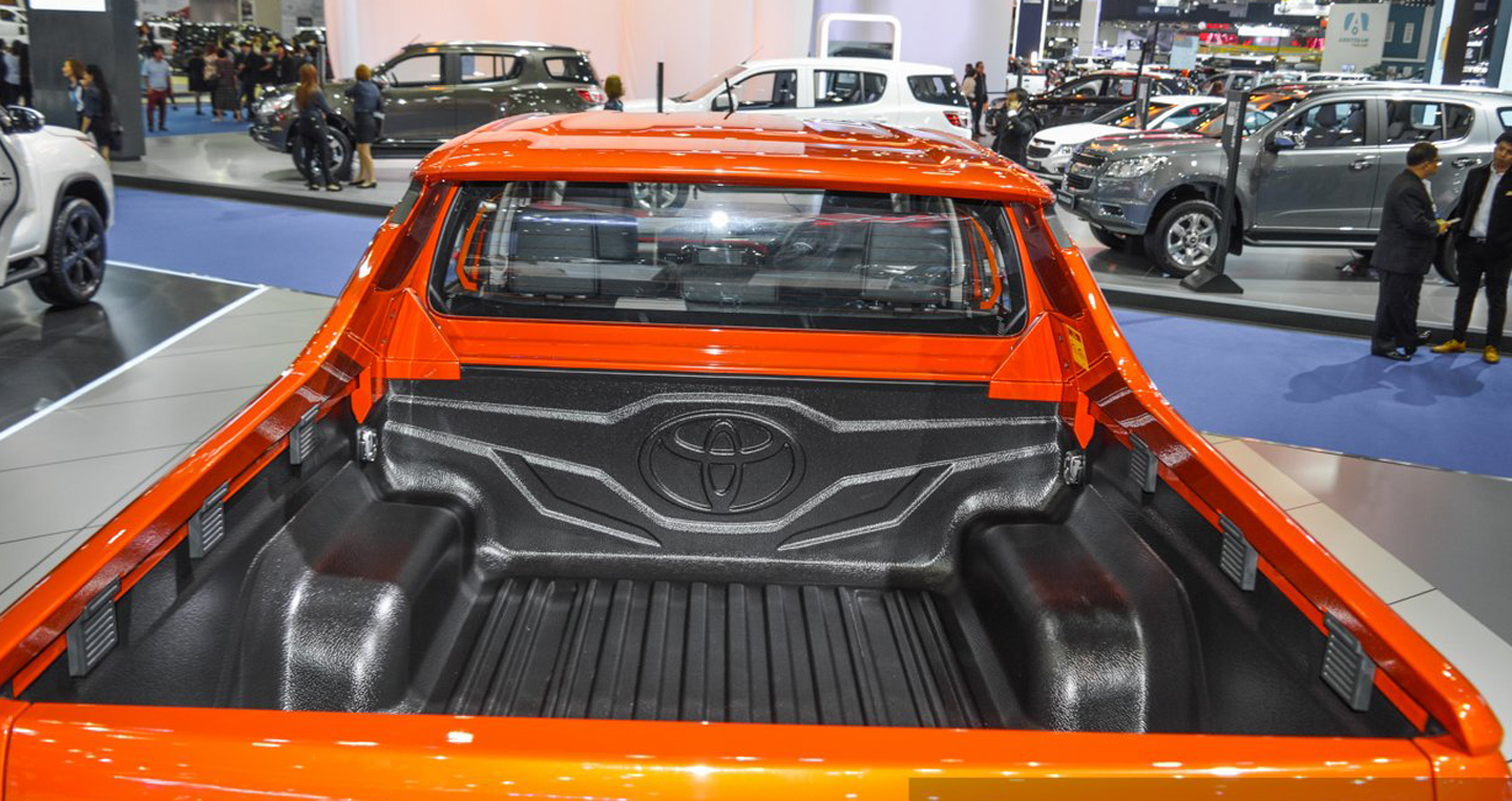 Ảnh chi tiết Toyota Hilux Revo TRD Sportivo 2016 2016-Toyota-Hilux-Revo-TRD-Sportivo-boot-at-2016-BIMS copy.JPG