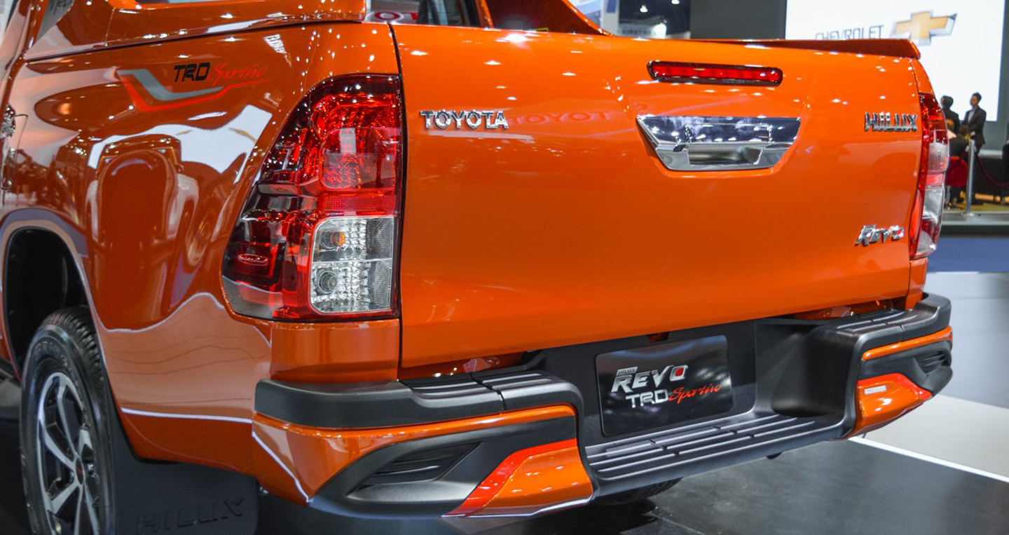Ảnh chi tiết Toyota Hilux Revo TRD Sportivo 2016 2016-Toyota-Hilux-Revo-TRD-Sportivo-boot-lid-at-2016-BIMS copy.JPG