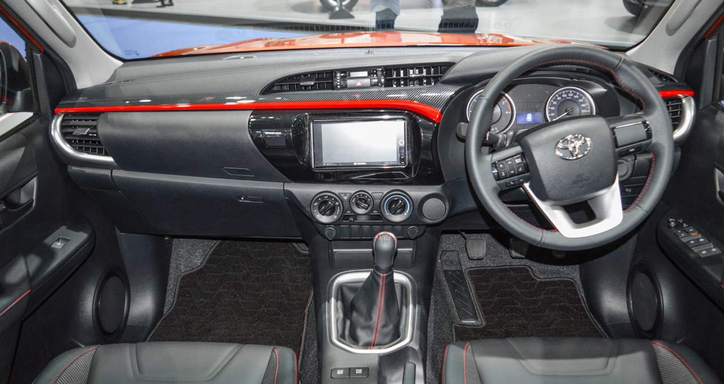 Toyota trình làng Hilux Revo TRD Sportivo 2016 2016-Toyota-Hilux-Revo-TRD-Sportivo-dashboard-at-2016-BIMS copy.jpg