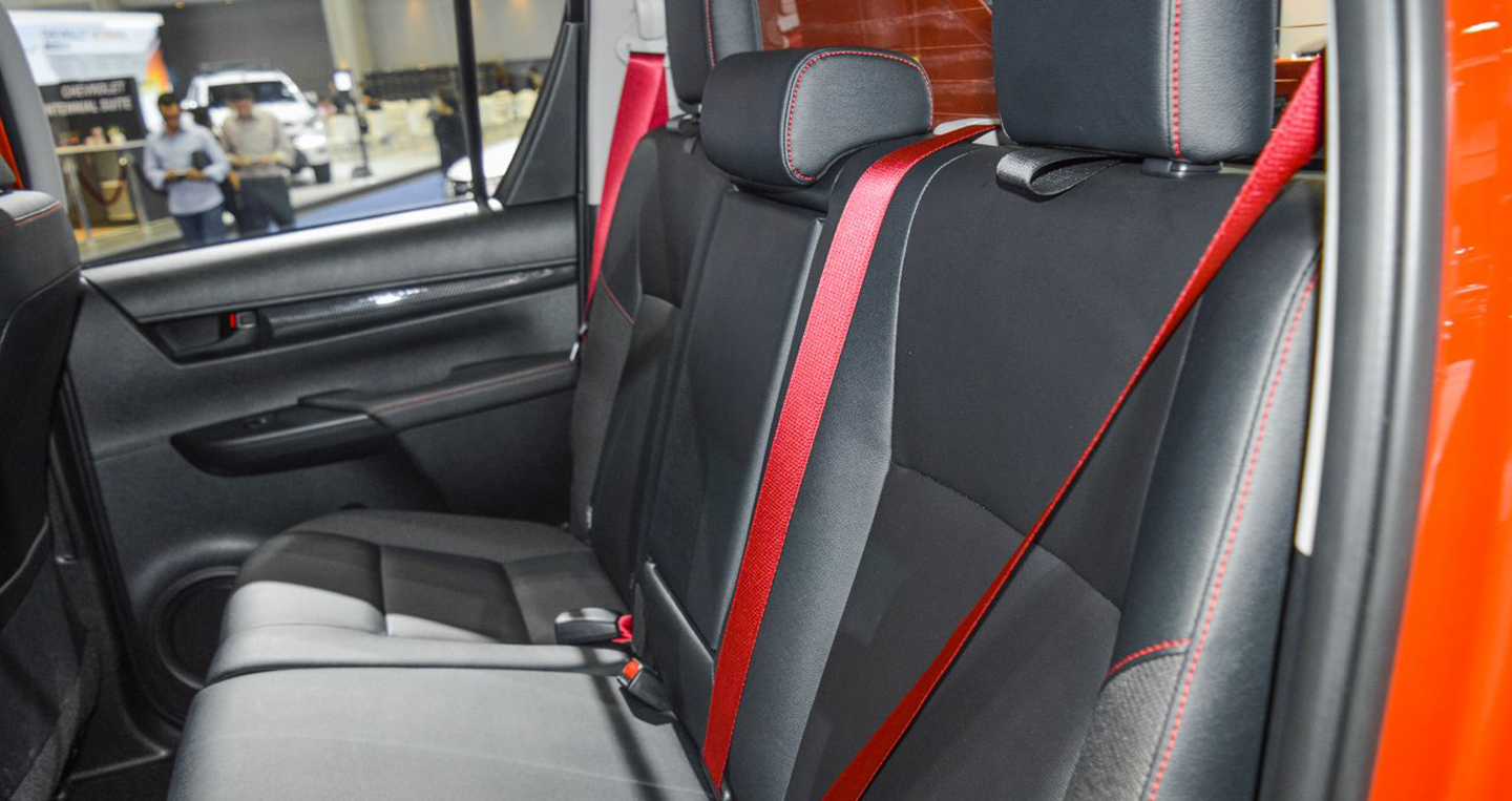 Ảnh chi tiết Toyota Hilux Revo TRD Sportivo 2016 2016-Toyota-Hilux-Revo-TRD-Sportivo-rear-interior-at-2016-BIMS copy.JPG