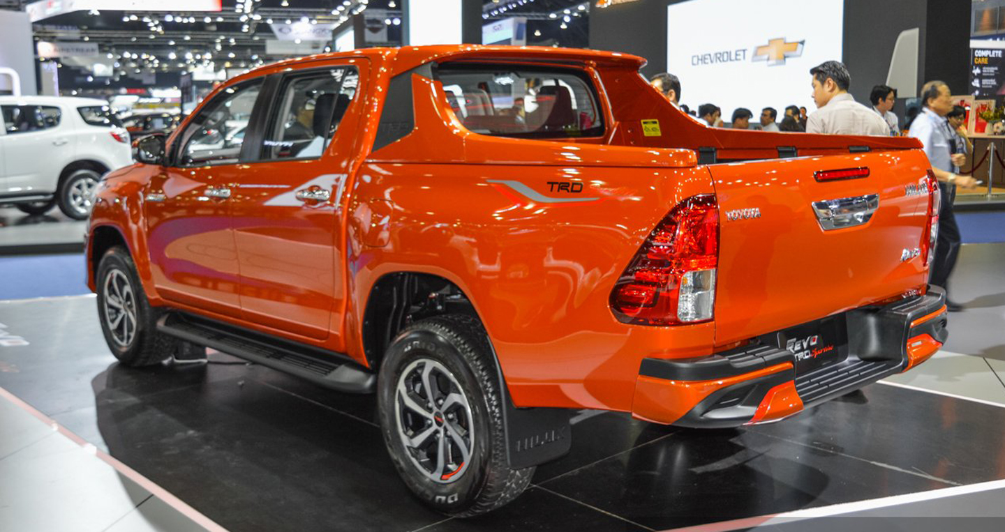 Ảnh chi tiết Toyota Hilux Revo TRD Sportivo 2016 2016-Toyota-Hilux-Revo-TRD-Sportivo-rear-left-quarter-at-2016-BIMS copy.jpg