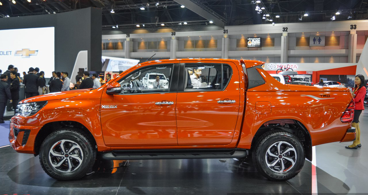 Ảnh chi tiết Toyota Hilux Revo TRD Sportivo 2016 2016-Toyota-Hilux-Revo-TRD-Sportivos-side-at-2016-BIMS copy.jpg