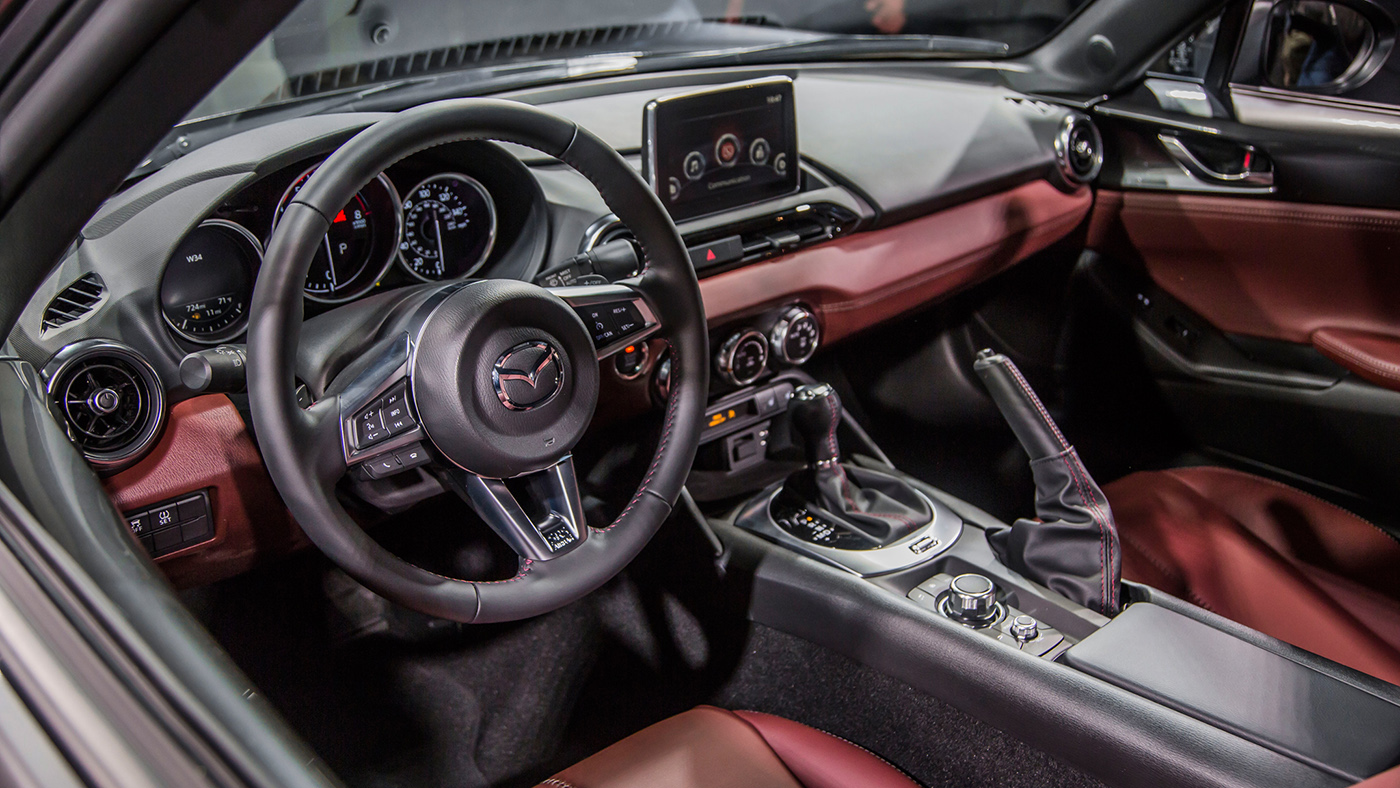 Mazda giới thiệu MX-5 RF với mui cứng dạng Targa 2017-Mazda-MX-5-Miata-RF-on-stage-interior.jpg