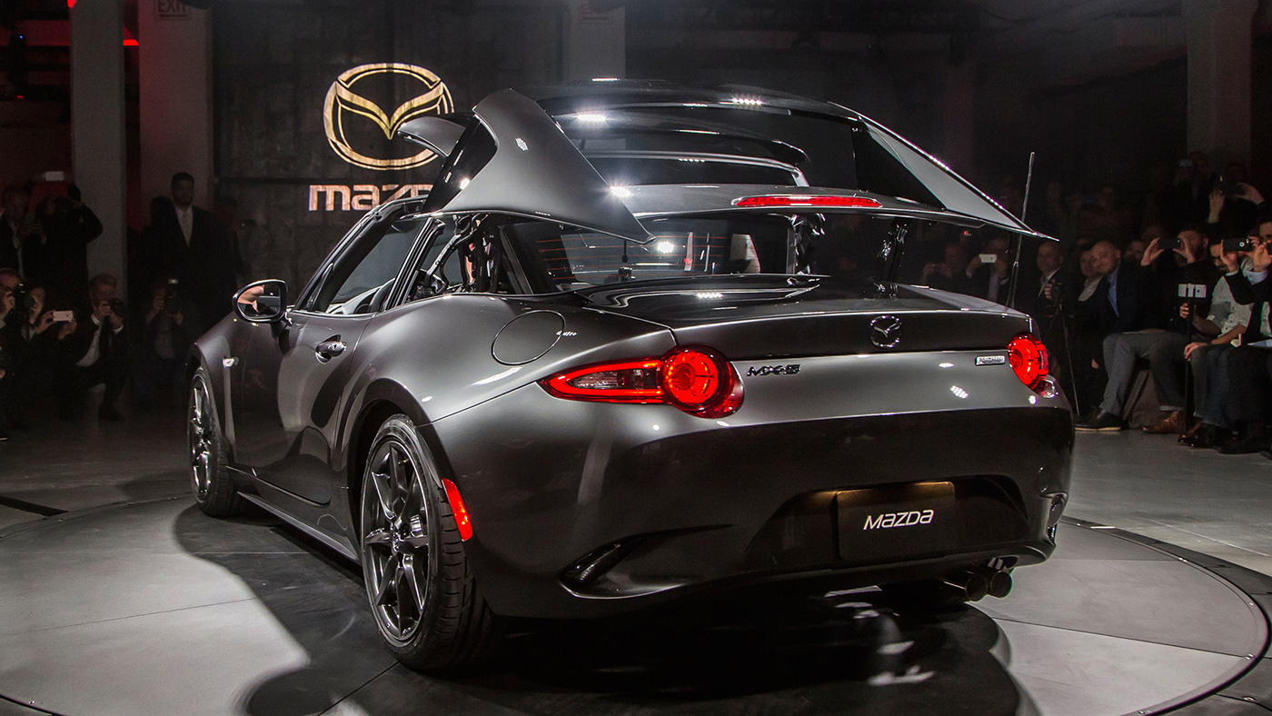 Mazda giới thiệu MX-5 RF với mui cứng dạng Targa 2017-Mazda-MX-5-Miata-RF-on-stage-rear-side-view-top-folding.jpg