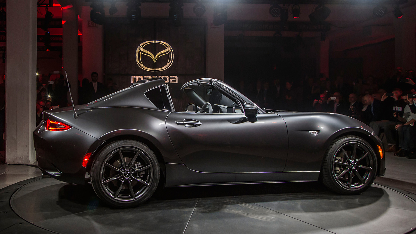 Mazda giới thiệu MX-5 RF với mui cứng dạng Targa 2017-Mazda-MX-5-Miata-RF-on-stage-side-rear-view.jpg