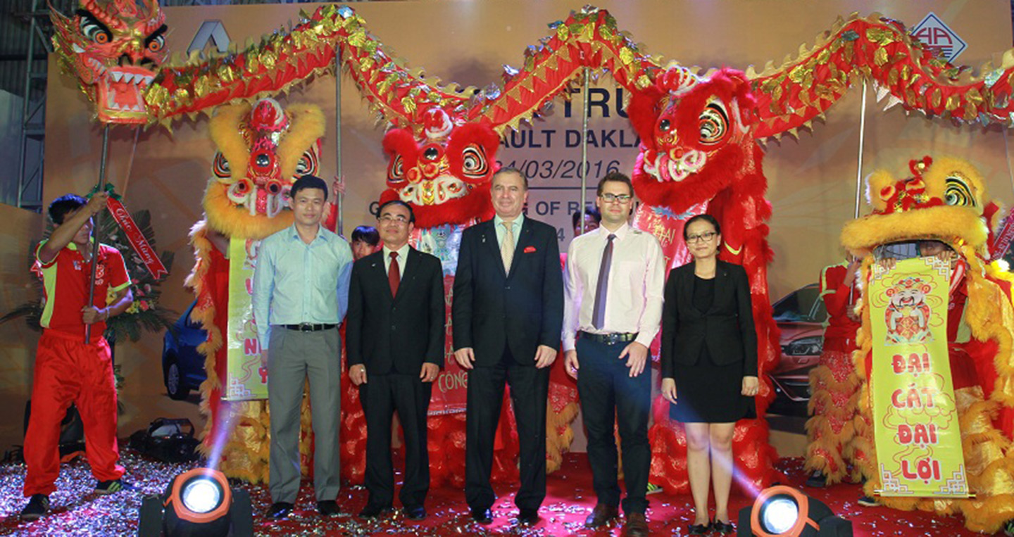 Renault khai trương đại lý 3S tại Đắk Lắk Cat-bang-khanh-thanh-Renault-Dak-Lak-(1).jpg