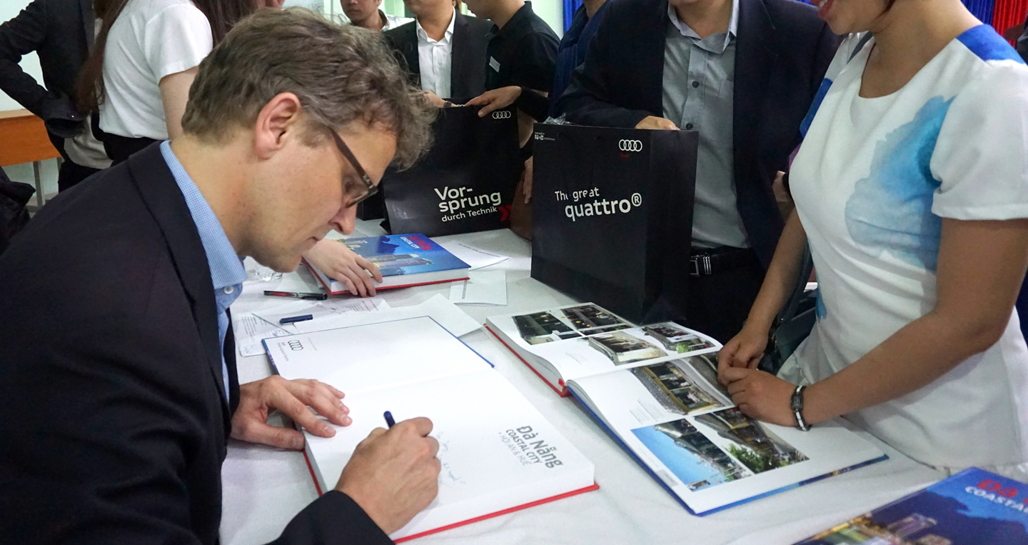 Audi Việt Nam tài trợ cuốn sách ảnh DA NANG COASTAL CITY Mr. Michael Waibel ky tang sach cho doc gia copy.jpg