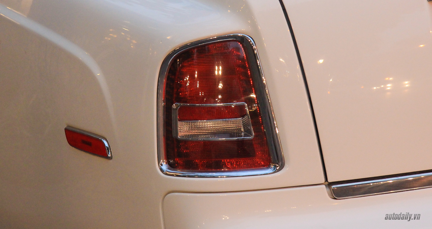 Ảnh chi tiết Rolls-Royce Phantom Series II EWB trắng tại Việt Nam phantom series II (12).jpg
