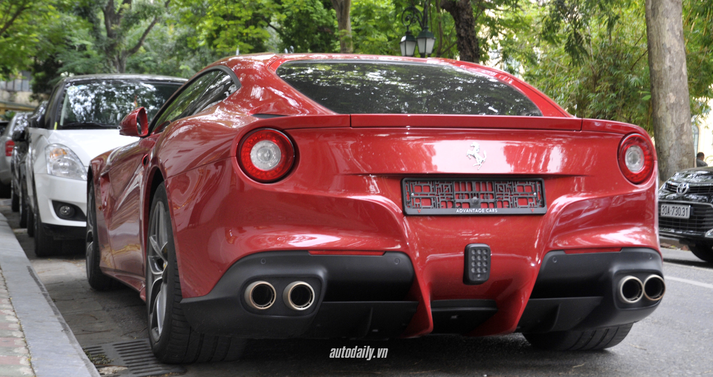 Điểm mặt bộ ba siêu ngựa Ferrari F12 Berlinetta tại Việt Nam Feerrari F12 Berlinetta 11.JPG