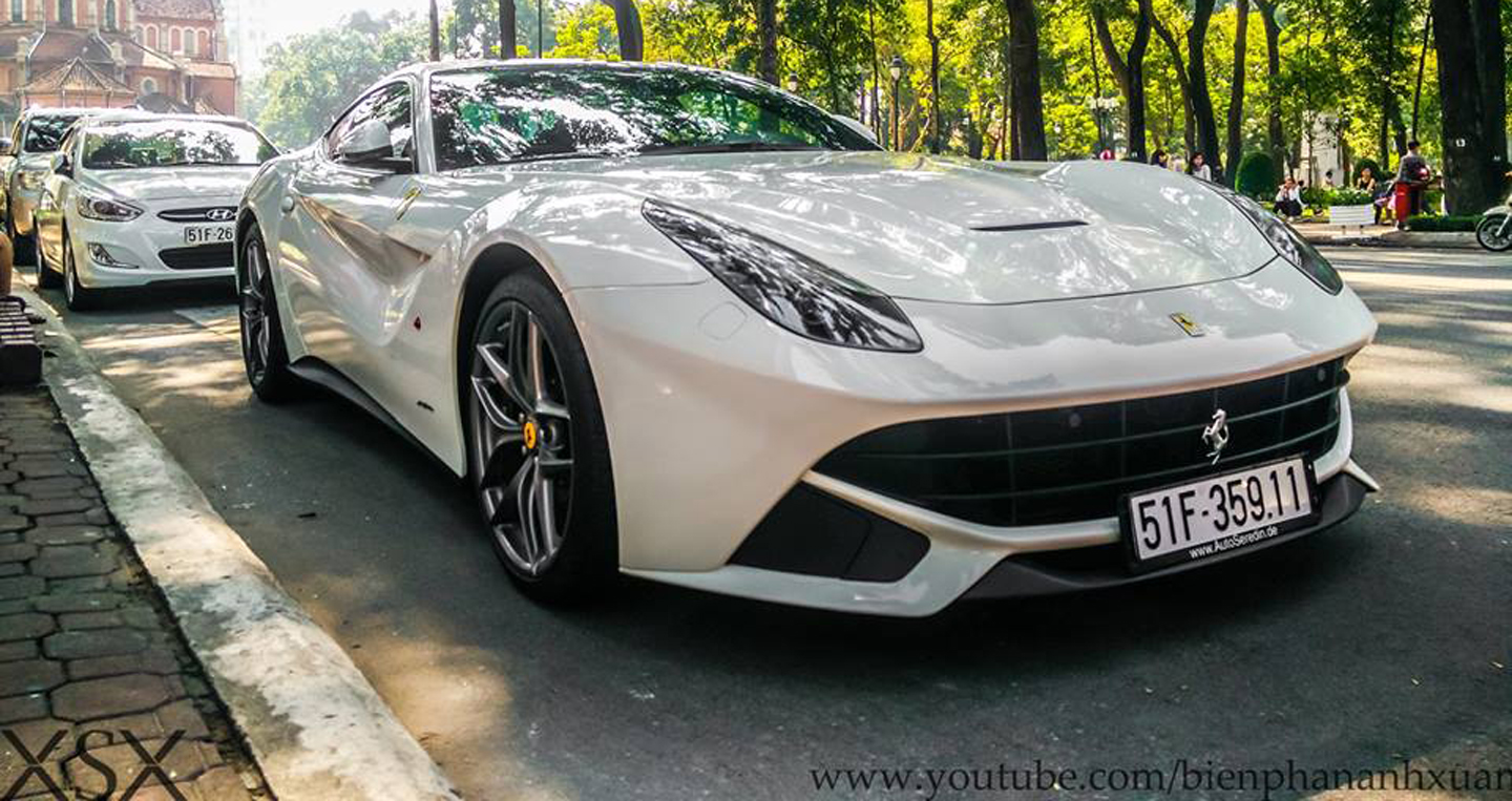 Điểm mặt bộ ba siêu ngựa Ferrari F12 Berlinetta tại Việt Nam Feerrari F12 Berlinetta 7.JPG