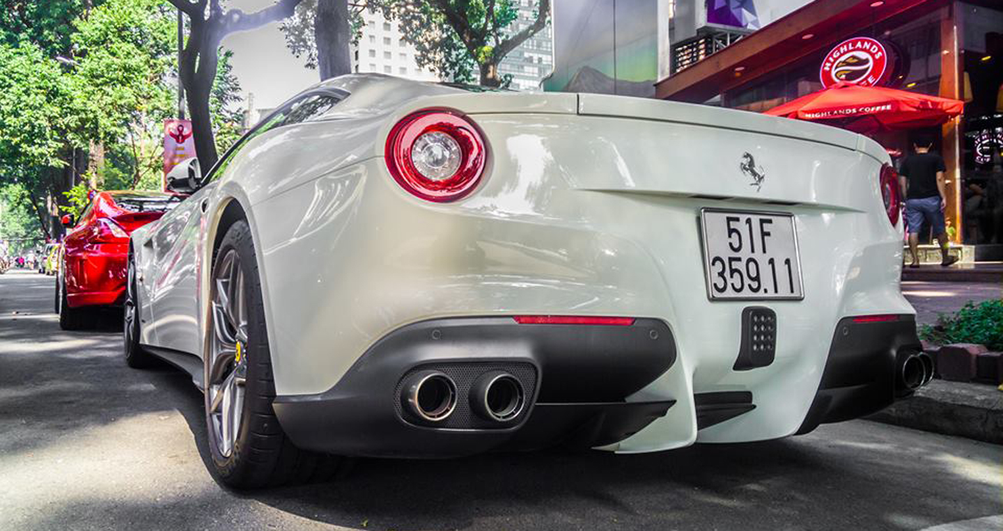 Điểm mặt bộ ba siêu ngựa Ferrari F12 Berlinetta tại Việt Nam Feerrari F12 Berlinetta 8.jpg
