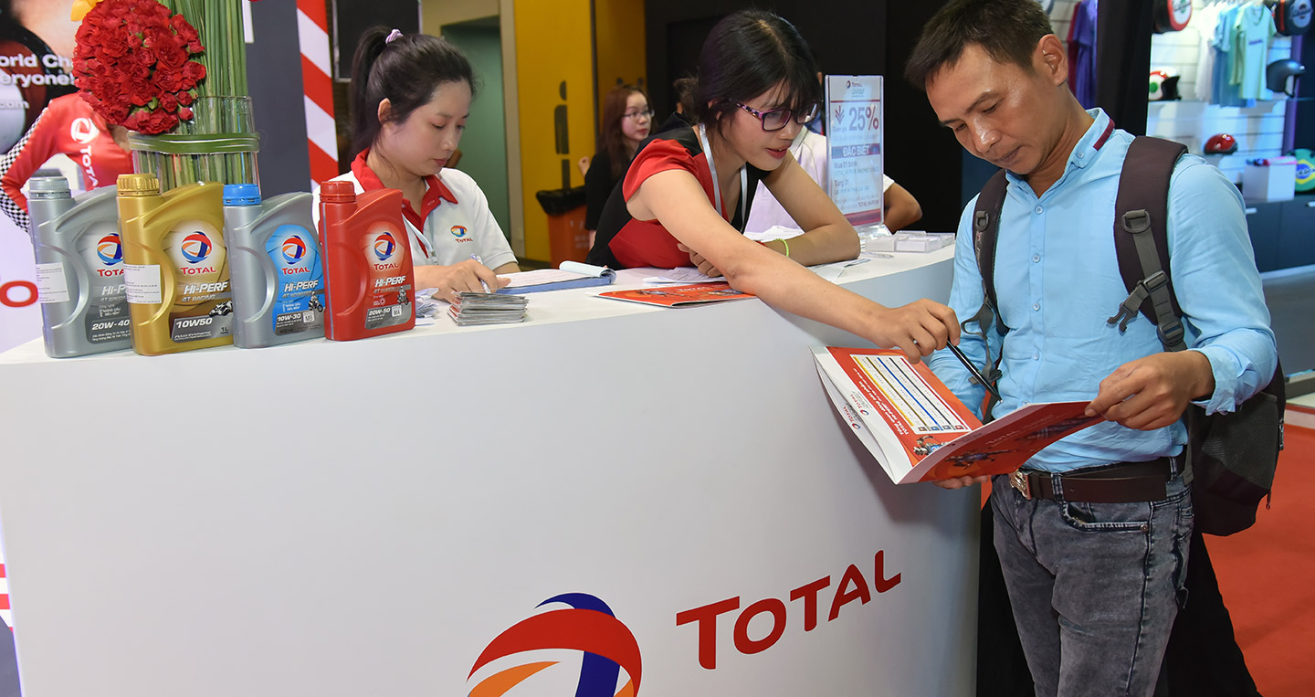 Dầu nhớt cao cấp Total Hi-Perf ra mắt người tiêu dùng Việt nhan-vien-tu-van-total.jpg