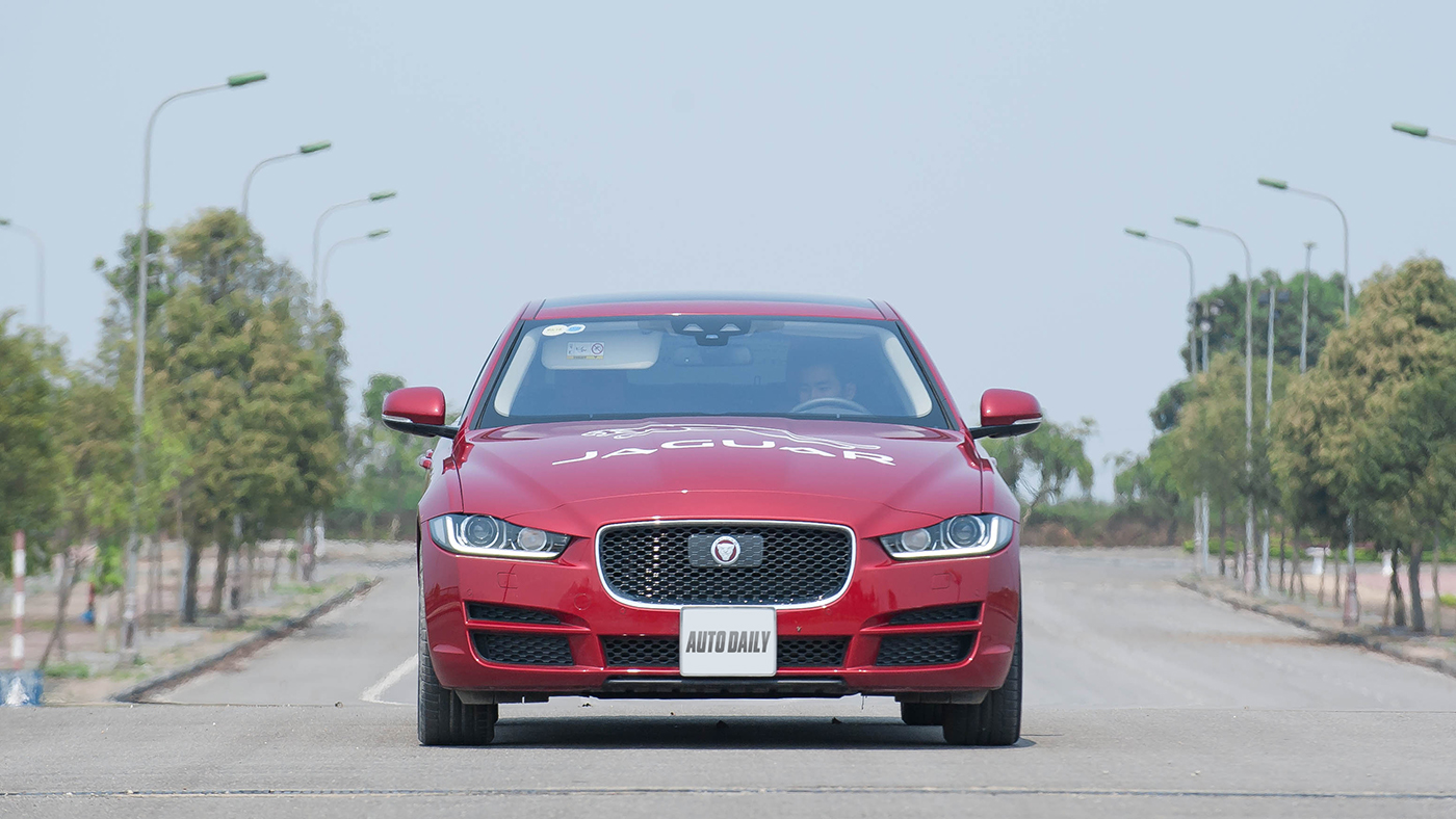 Jaguar XE - Sự xuất hiện đầy thách thức Jaguar XE Test Drive (1).jpg