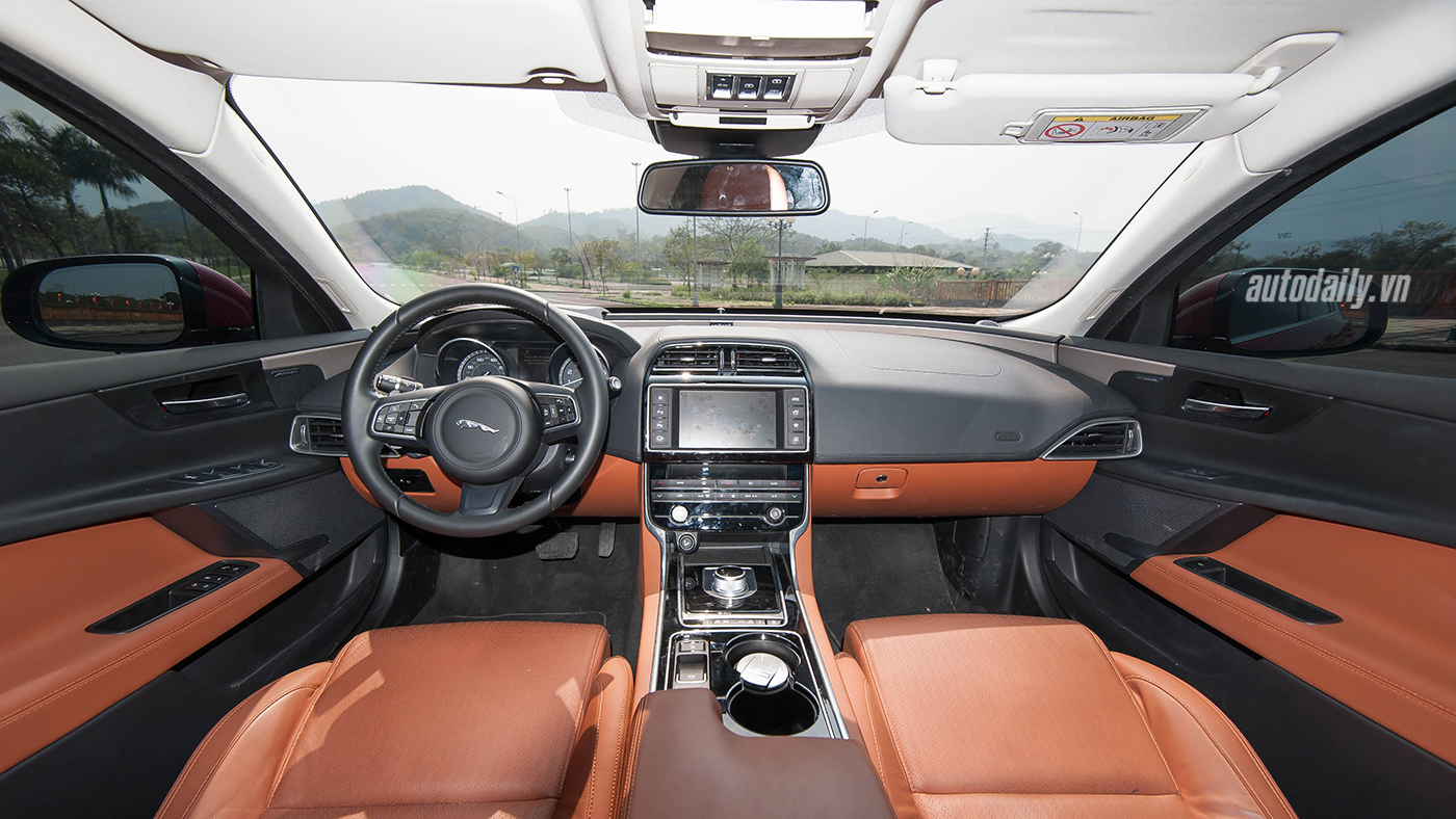 Jaguar XE - Sự xuất hiện đầy thách thức Jaguar XE Test Drive (17).jpg