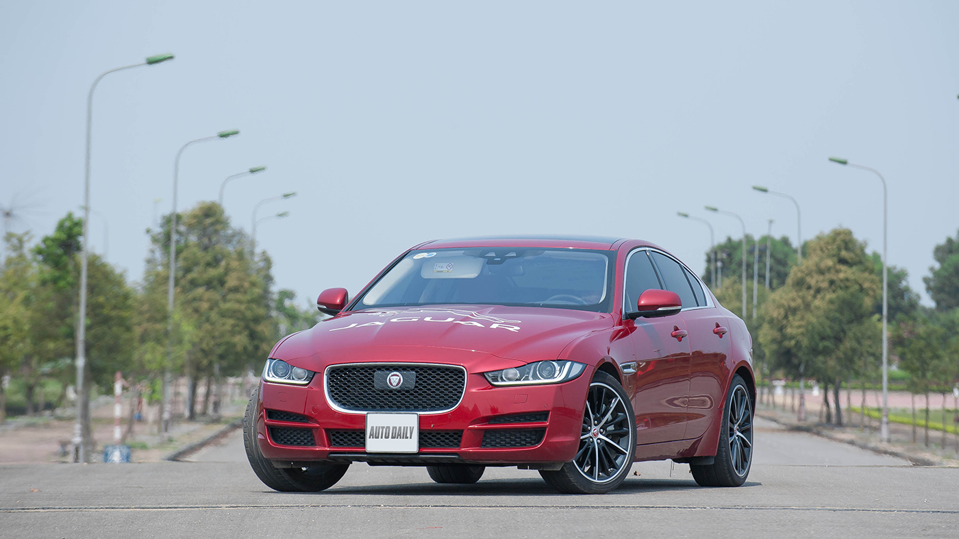 Jaguar XE - Sự xuất hiện đầy thách thức Jaguar XE Test Drive (2).jpg