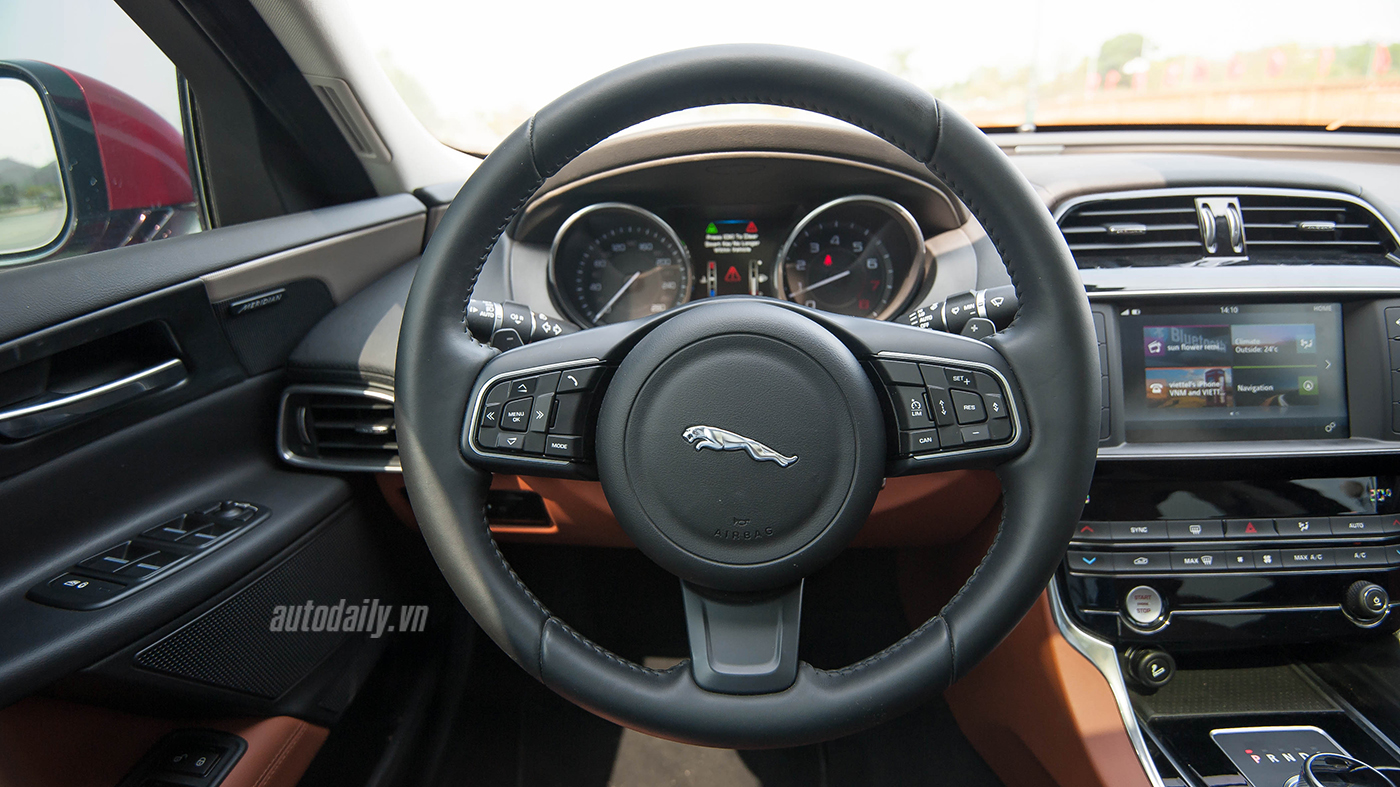 Jaguar XE - Sự xuất hiện đầy thách thức Jaguar XE Test Drive (22).jpg