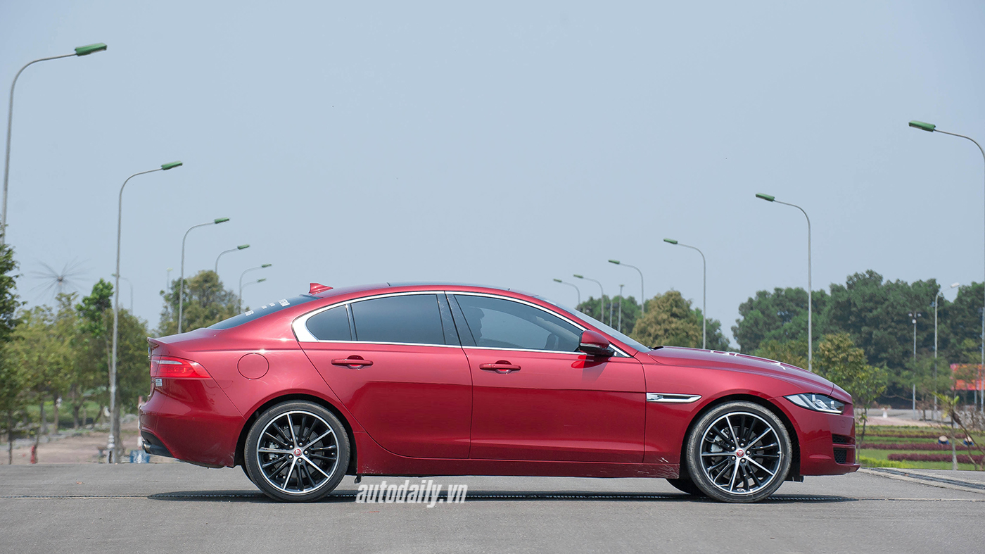 Jaguar XE - Sự xuất hiện đầy thách thức Jaguar XE Test Drive (3).jpg