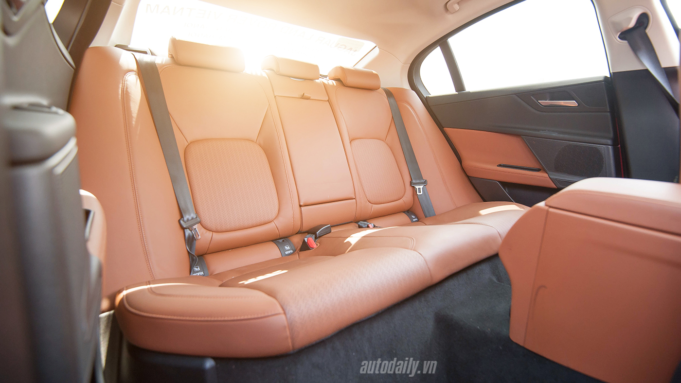 Jaguar XE - Sự xuất hiện đầy thách thức Jaguar XE Test Drive (36).jpg