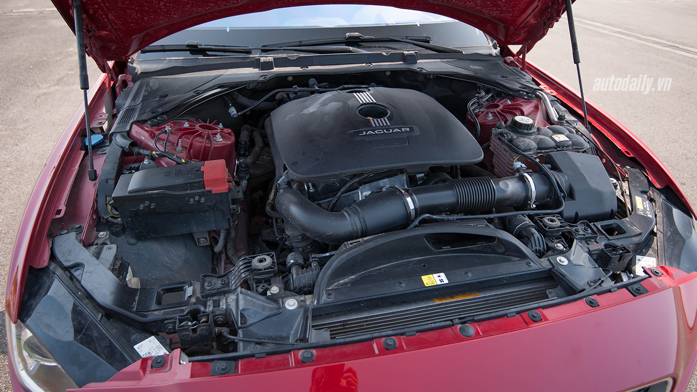 Jaguar XE - Sự xuất hiện đầy thách thức Jaguar XE Test Drive (40).jpg