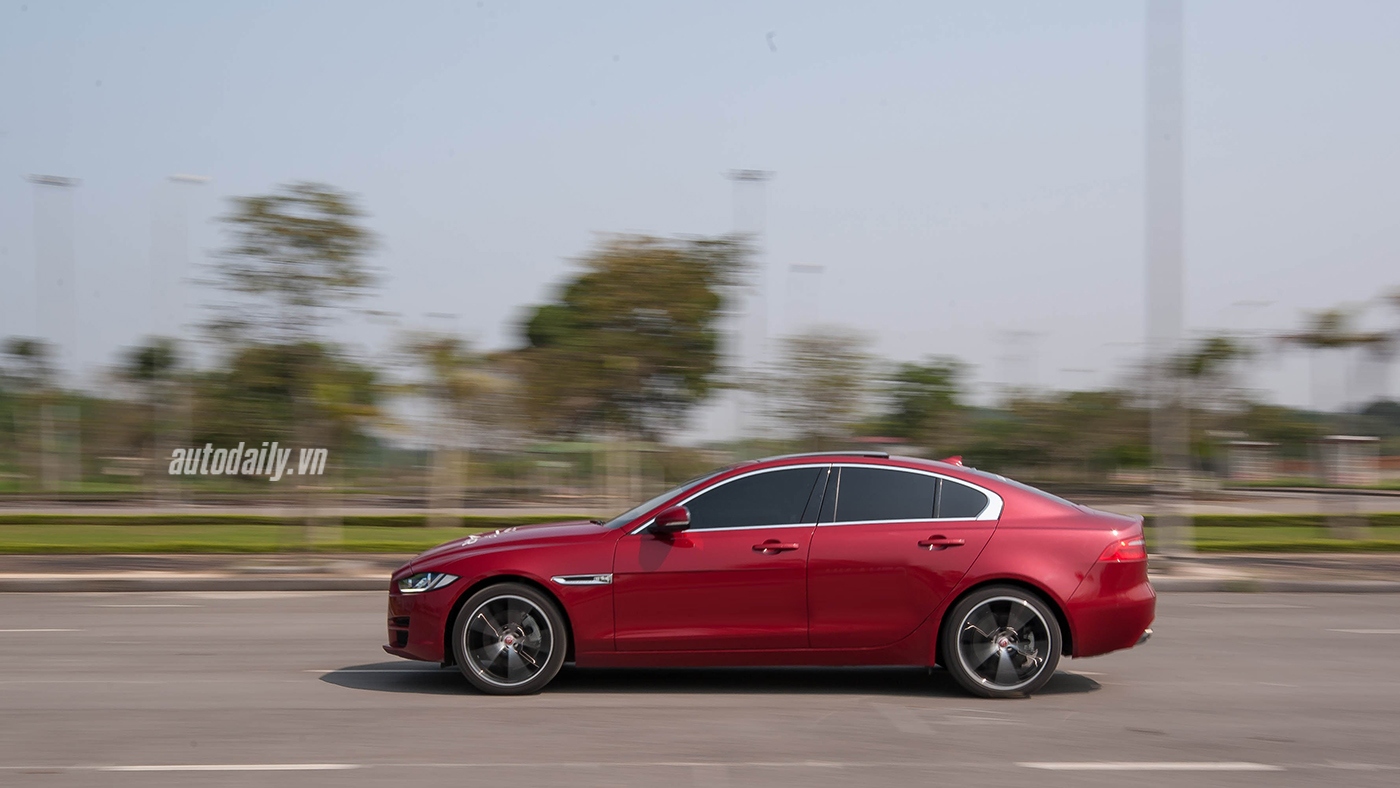 Jaguar XE - Sự xuất hiện đầy thách thức Jaguar XE Test Drive (41).jpg