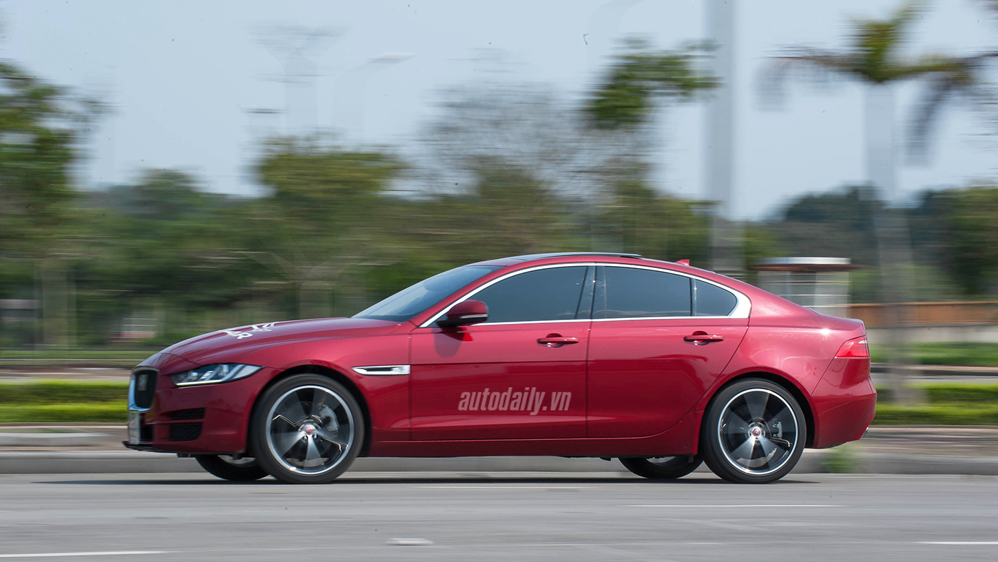 Jaguar XE - Sự xuất hiện đầy thách thức Jaguar XE Test Drive (43).jpg