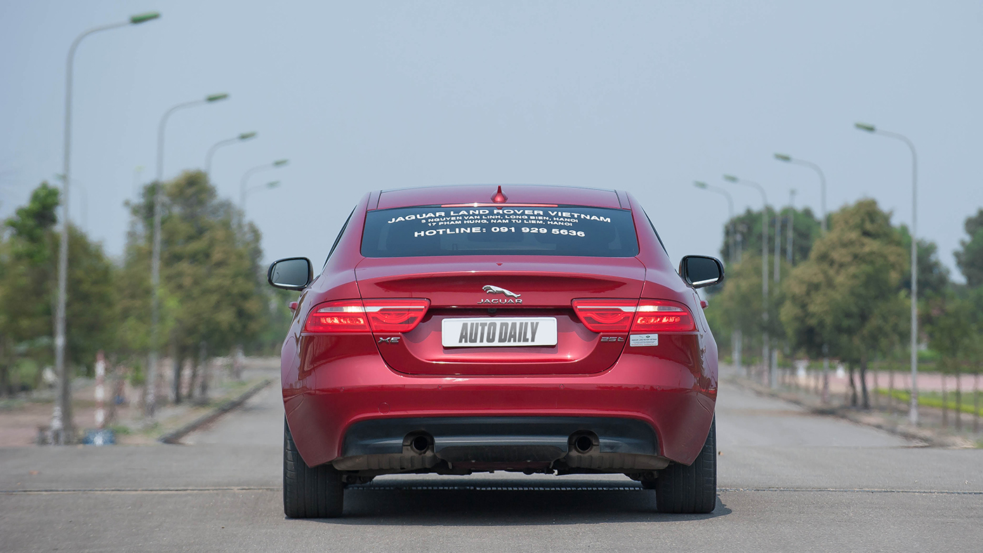 Jaguar XE - Sự xuất hiện đầy thách thức Jaguar XE Test Drive (5).jpg