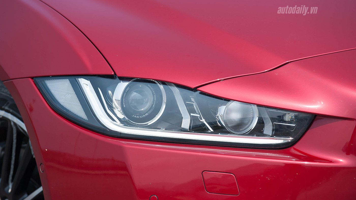 Jaguar XE - Sự xuất hiện đầy thách thức Jaguar XE Test Drive (7).jpg