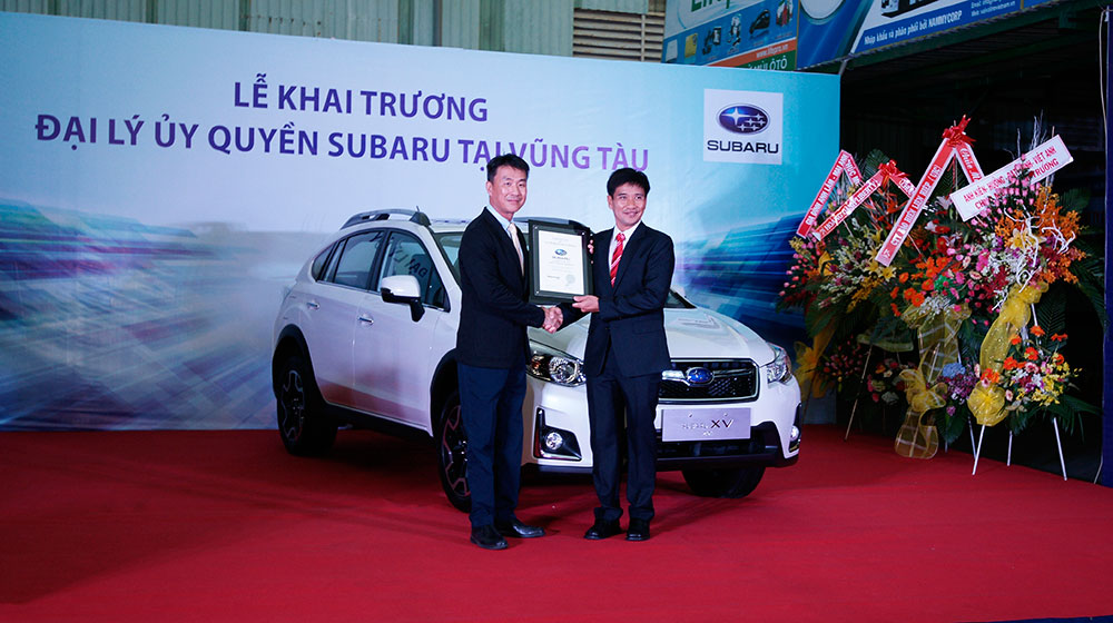 Subaru có thêm đại lý mới tại Vũng Tàu Ông-Jonathan-Tan---TGĐ-MIV-trao-chứng-nhận-Đại-lý-ủy-quyền-Subaru-cho-ông-Phạm-Văn-Thắng---TGĐ-Xe-Hơi-Vũng-Tàu.jpg