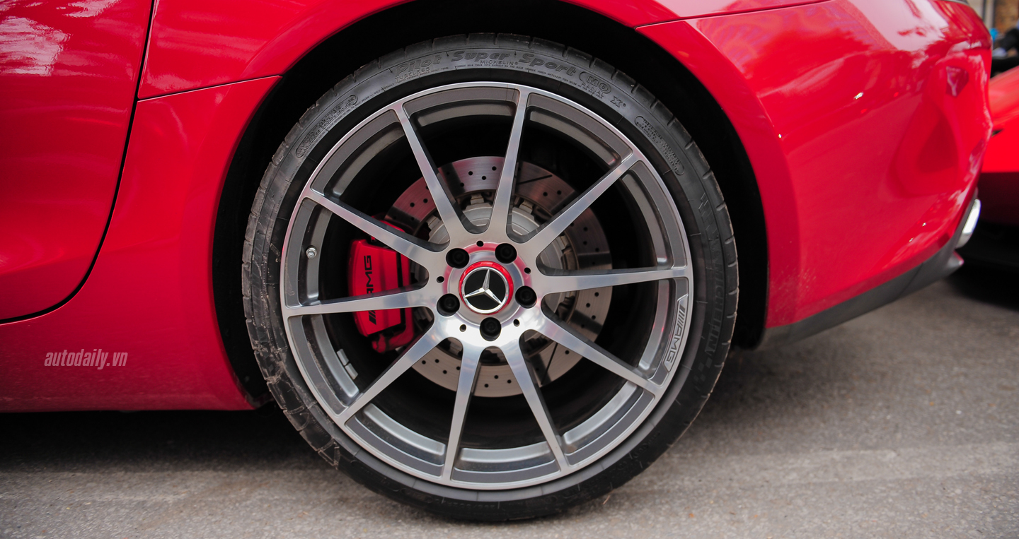 Ngắm bộ ba siêu xe đỏ rực trên phố Hà Nội sieu xe mau do (5).JPG