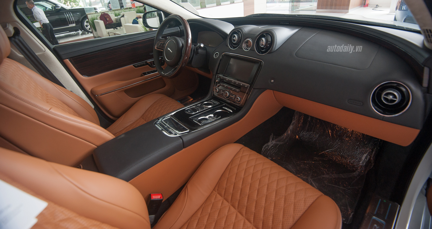 Ảnh chi tiết Jaguar XJL Portfolio 2016 tại Hà Nội jaguar XJL 2016 (1).jpg